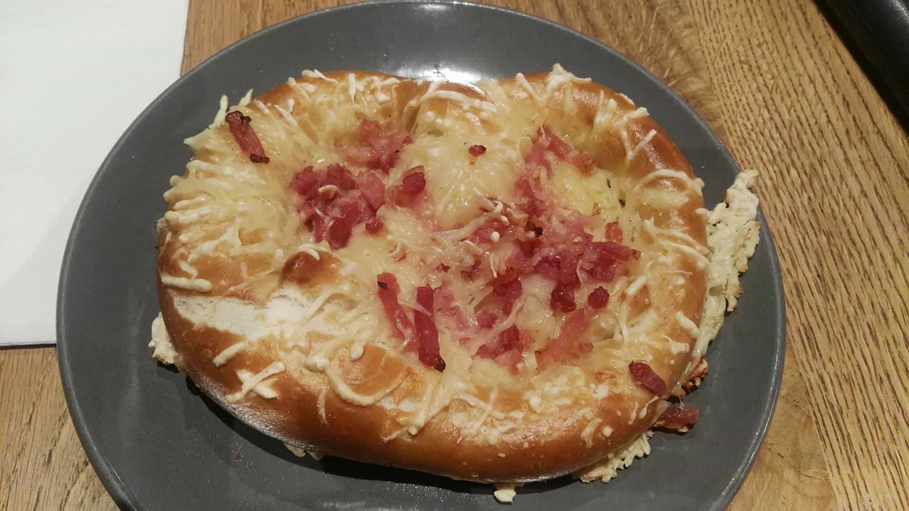 Visitare Strasburgo in due giorni - Cosa mangiare: pretzel al formaggio e prosciutto. Dal blog di sabidanna.com