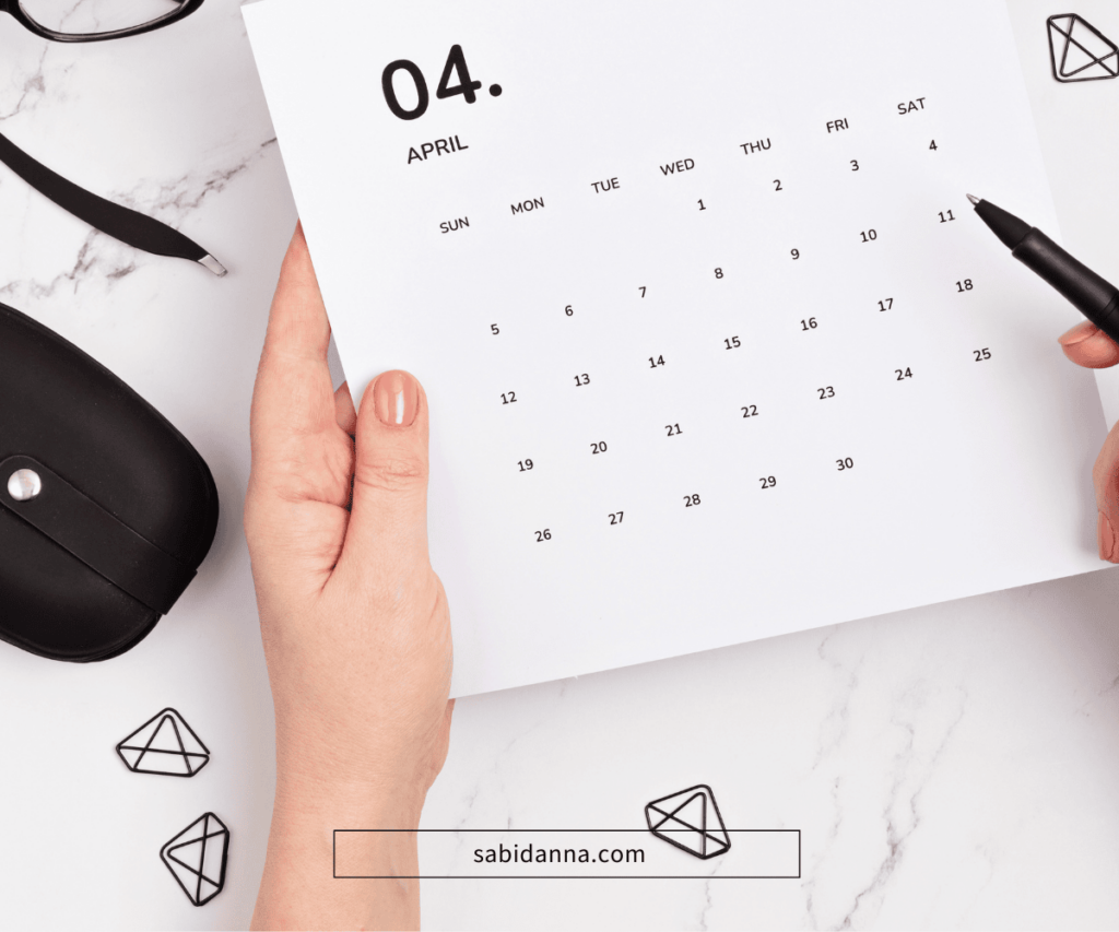 Professionista che crea un calendario editoriale per blog