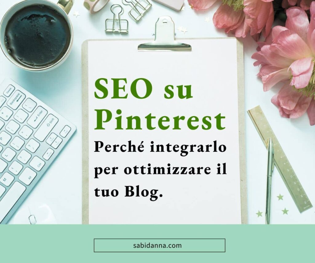 Sulla scrivania c'è una guida: SEO su Pinterest, perché integrarlo per ottimizzare il tuo blog. Sulla scrivania c'è anche una tastiera, tazza di caffè e un mazzo di fiori.