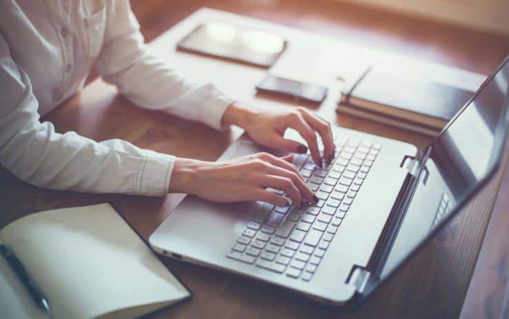Professionista che scrive un articolo di blog su i vantaggi di un copywriter per brand e personal brand