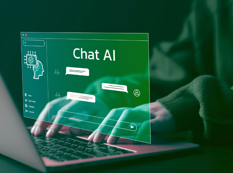 Persona che usa un laptop per creare contenuti con intelligenza artificiale tramite chat AI